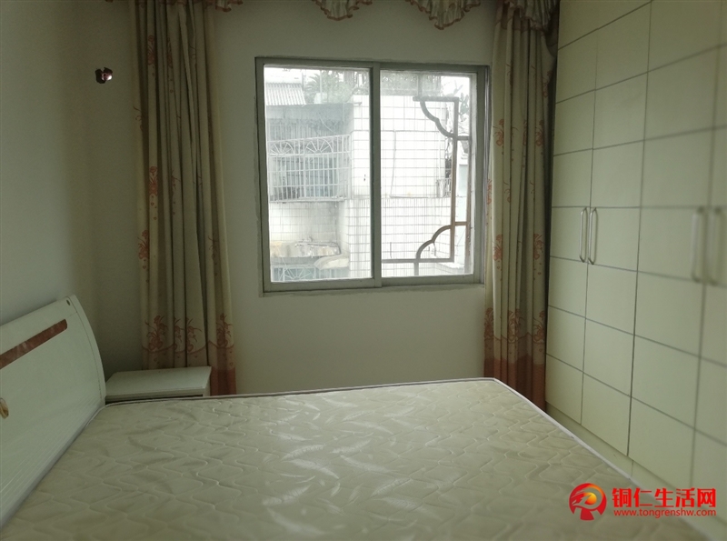 二中附近3室 2廳 1衛1200元/月